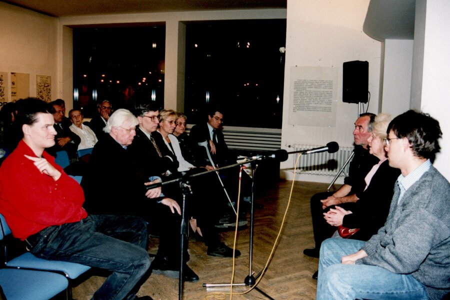 vpravo zleva Pavel Liška, Jitka Sedlářová, Miroslav Jeřábek ; vlevo zleva Robert Janás, Petr Spielmann, Lubomír Slavíček, Hana Karkanová, Dora Müller, Zdeněk Mareček; foto: Anna Pecková